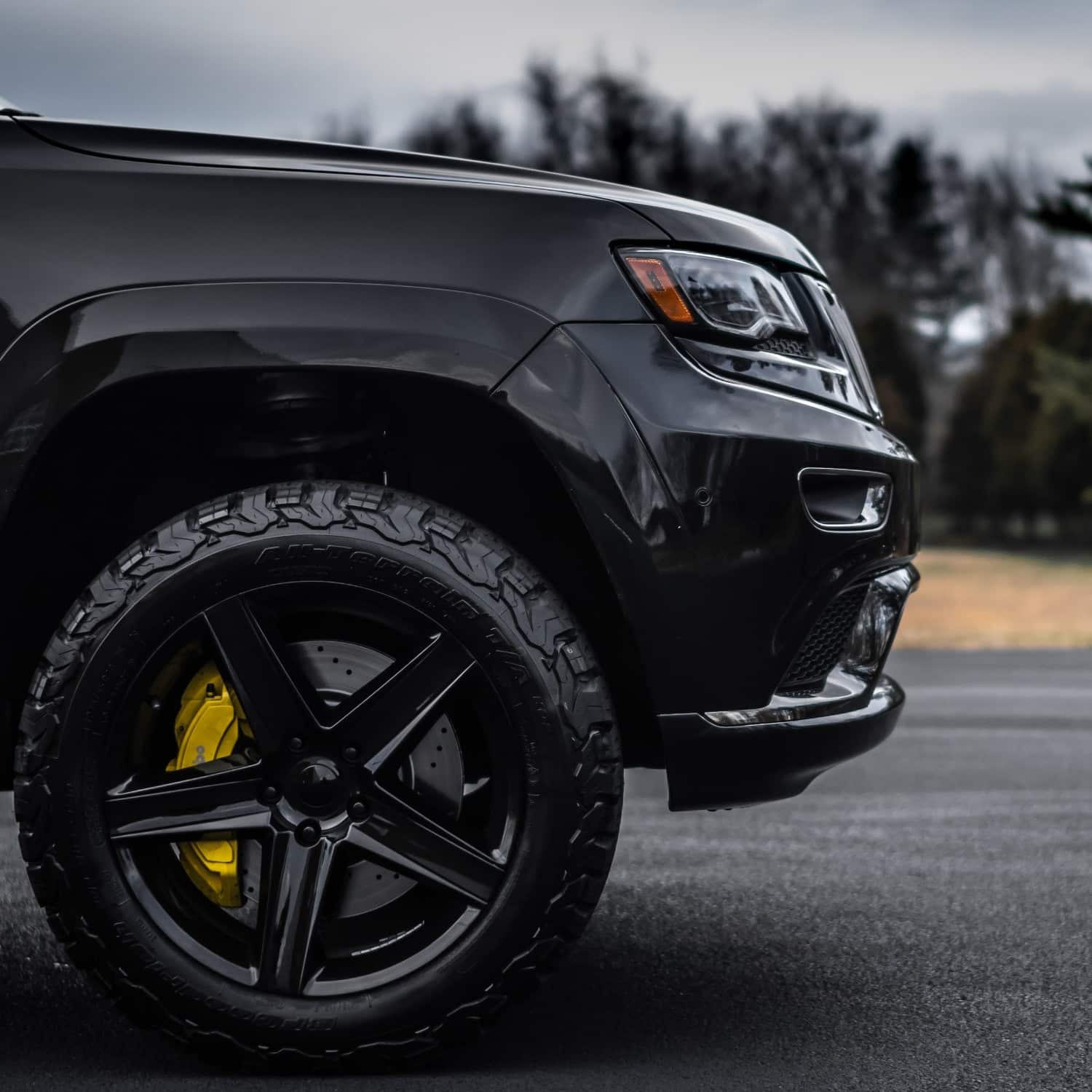 A close up on the Factory Reproductions Fr63 20x9 +34mm on this grey 2015 Jeep Grand Cherokee